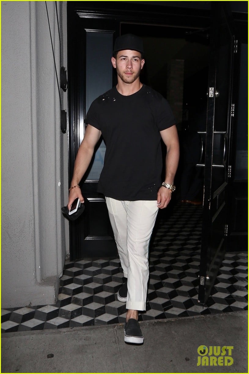 nick jonas shows off bicep muscles friday night 034077711