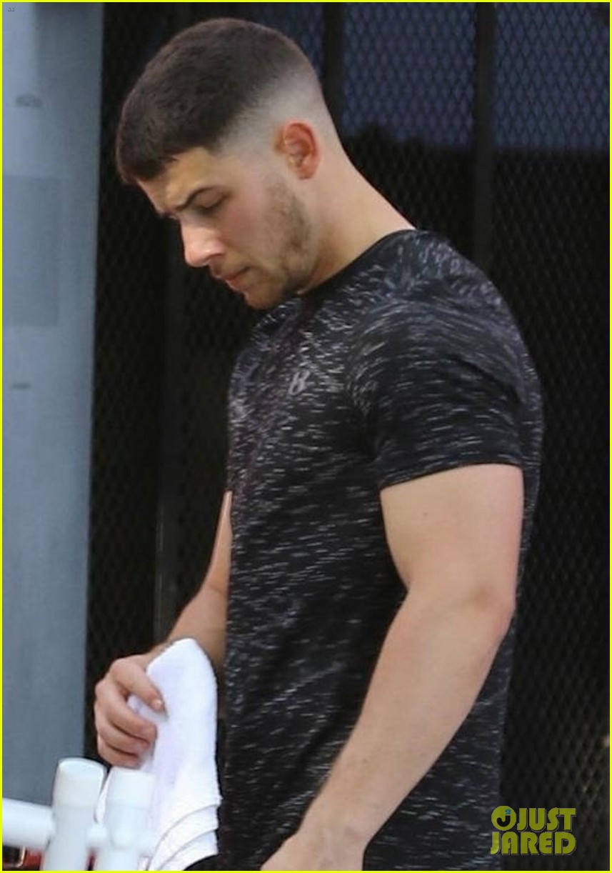 nick jonas shows muscle after workout 054089844