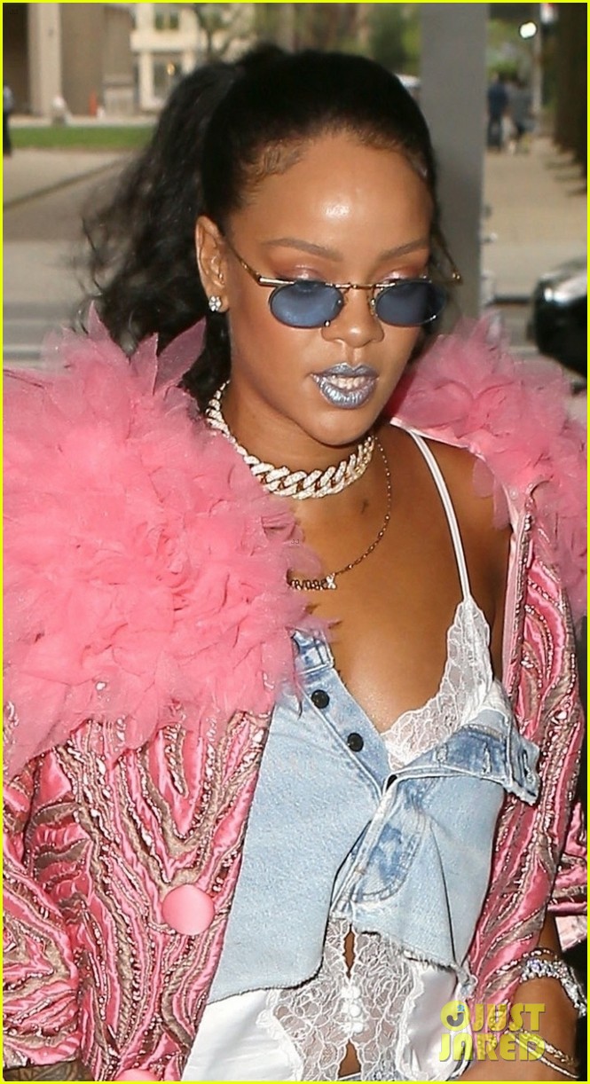 rihanna rocks the chicest outfit for dentist appointment 024077280
