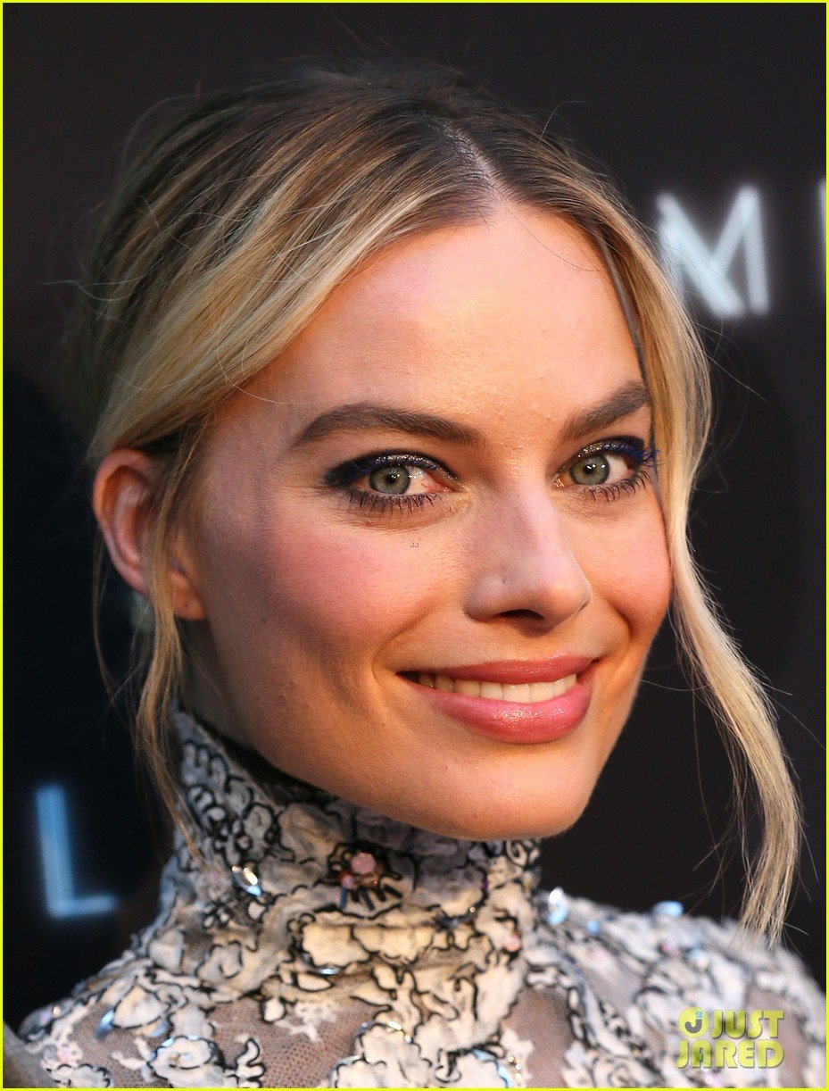 margot robbie mike myers premiere terminal in hollywood 09