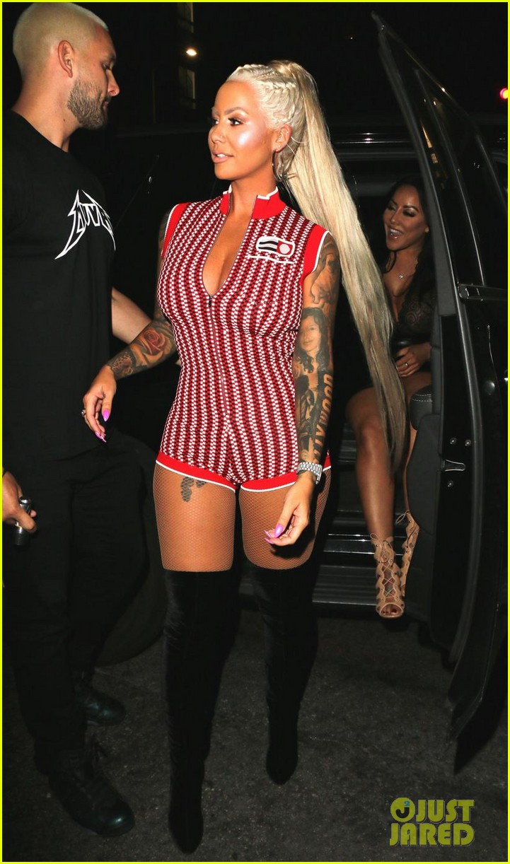 amber rose shows off her long blonde hair and curves at the club 014075071