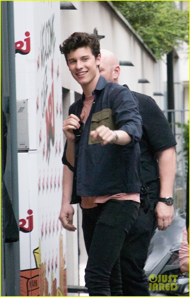 Shawn Mendes Greets Fans at Virgin Radio in Paris! Photo 4092471