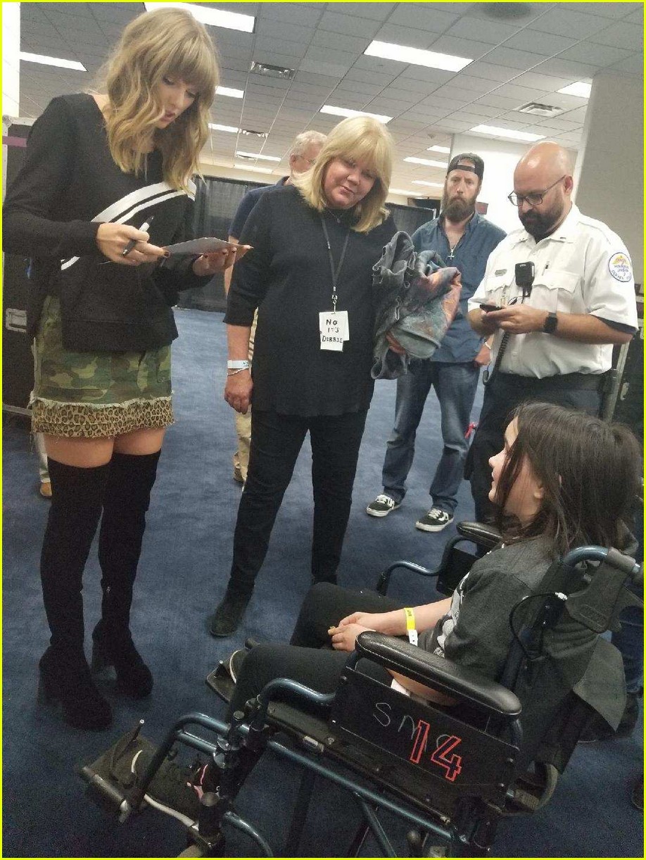 taylor swift meets fan backstage who fell ill during concert 084092422