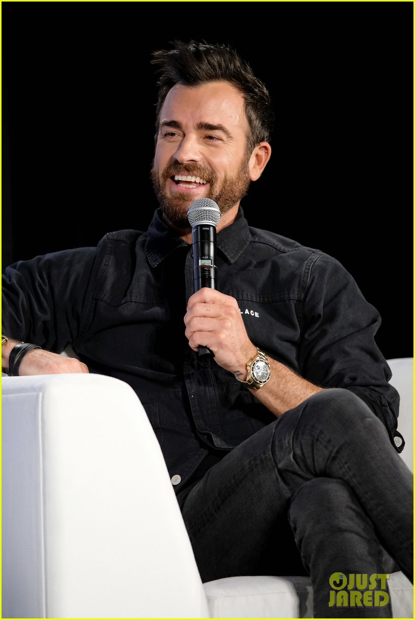 justin theroux shows off his back tattoo at vulture festival 2018 14