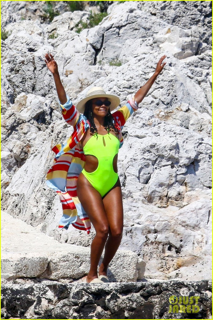 gabrielle union and shirtless dwyane wade show some sweet pda on vacation 12
