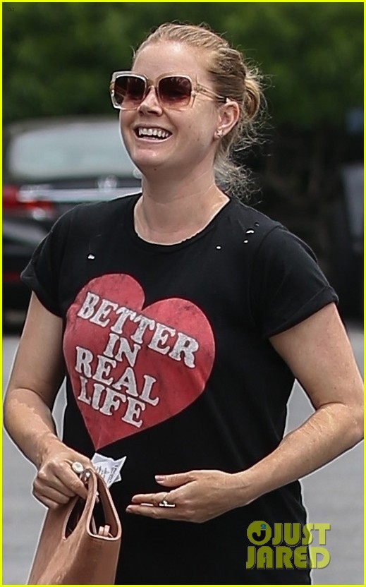 amy adams is all smiles while shopping with darren le gallo 05