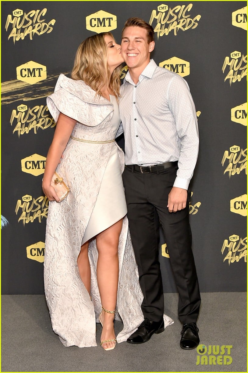 lauren alaina and kane brown win collaborative video of the year at cmt music awards 2018 024096455