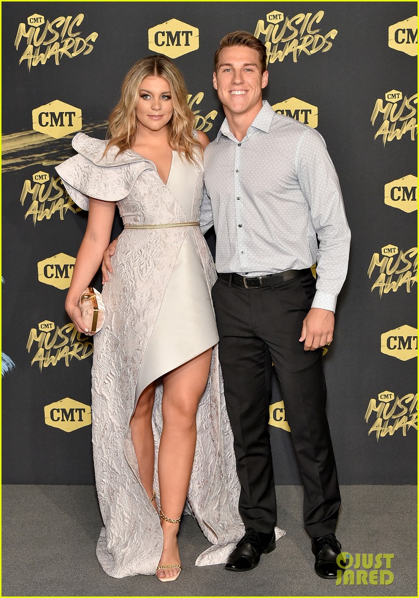 lauren alaina and kane brown win collaborative video of the year at cmt music awards 2018 084096461