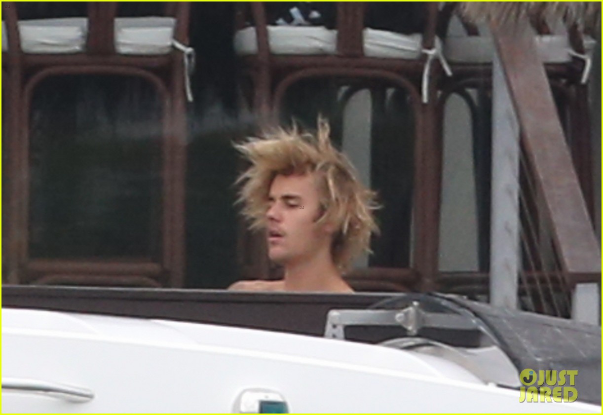 justin bieber gets cozy in miami with hailey baldwin 084099614
