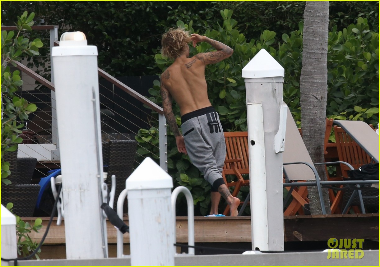 justin bieber gets cozy in miami with hailey baldwin 154099621