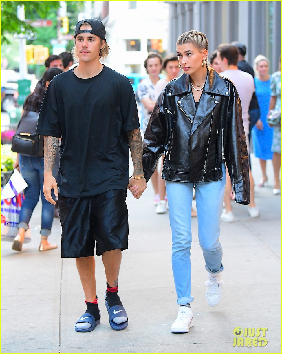 Justin Bieber & Hailey Baldwin Hold Hands After a Dinner Date! Photo(02)