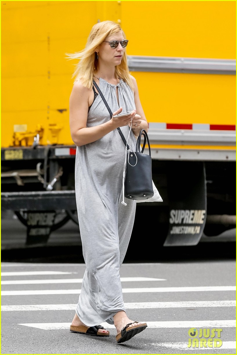 Pregnant Claire Danes Shows Off Her Baby Bump in Soho Photo 4105208