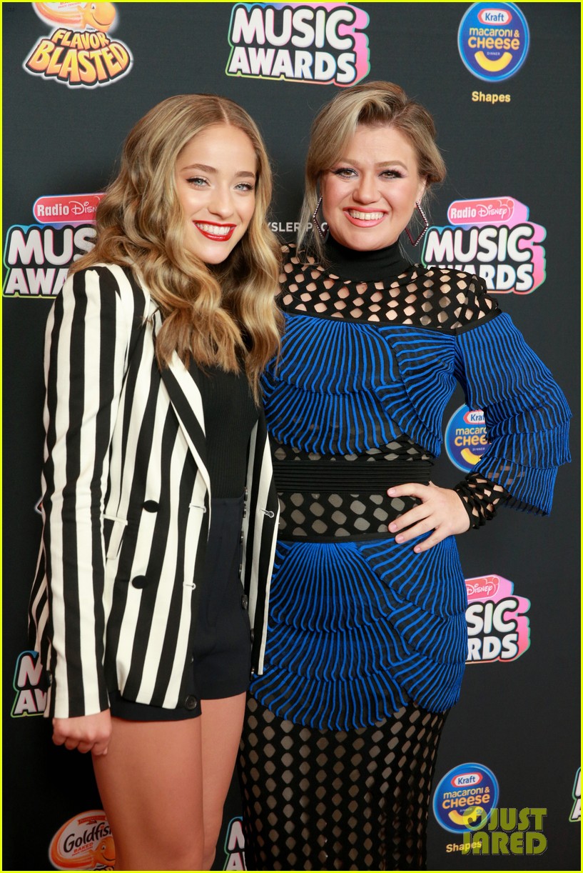 American Idol's Kelly Clarkson & Carrie Underwood Reunite at Radio