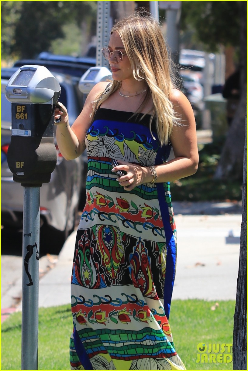 hilary duff dresses her baby bump in colorful dress 024108801