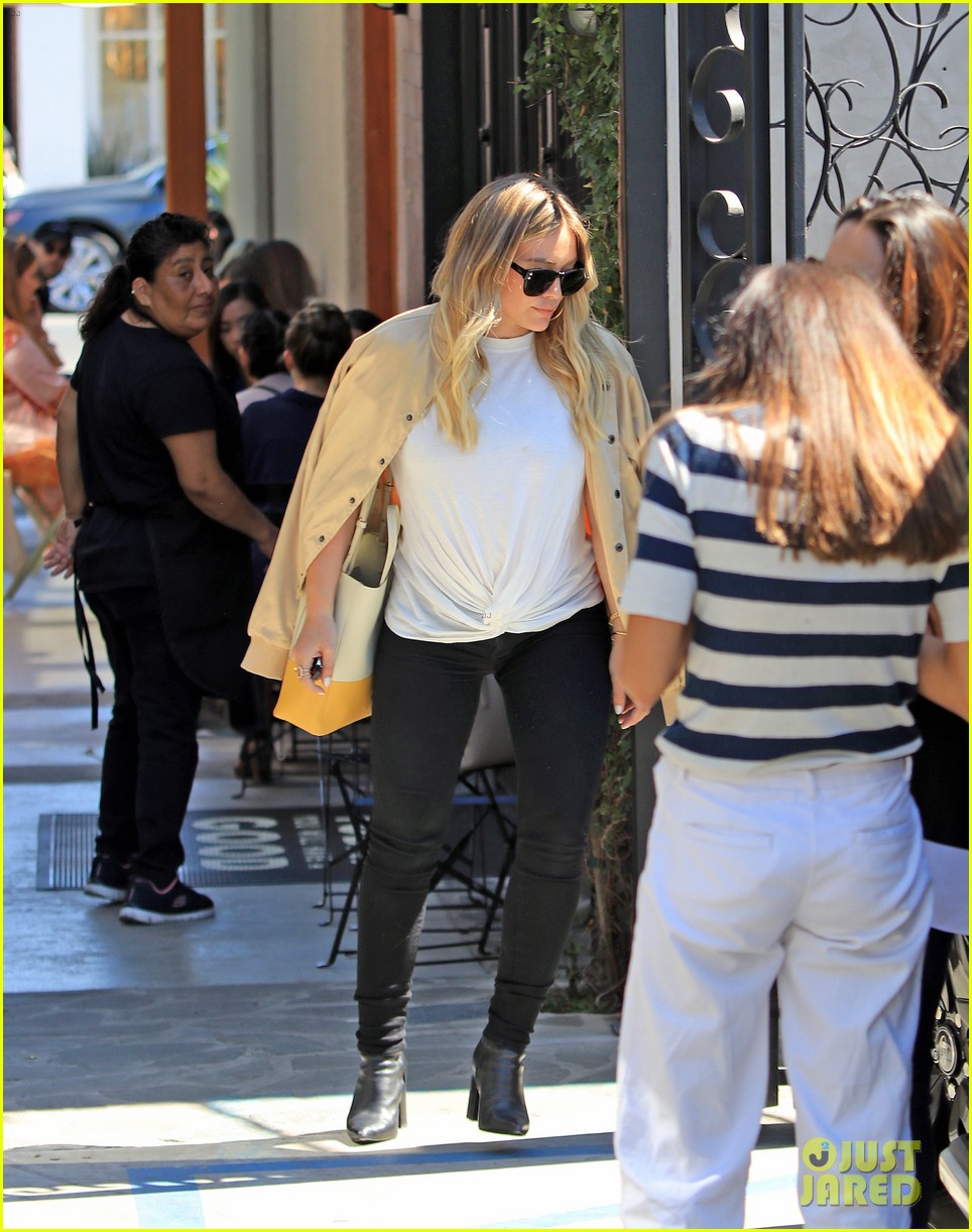 hilary duff covers up her baby bump while stepping out for lunch 064107938