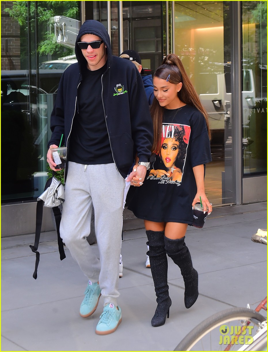 ariana grande pete davidson hold hands for nyc lunch date 014107275