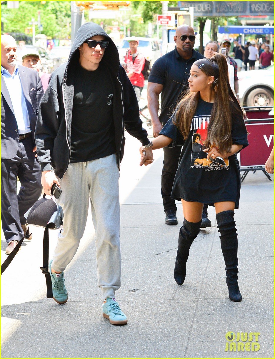Ariana Grande & Pete Davidson Hold Hands for NYC Lunch Date Photo(01)