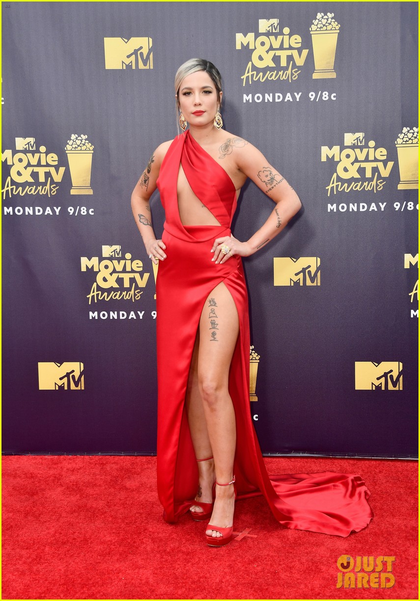 halsey cozies up to g eazy at mtv movie tv awards 024103082