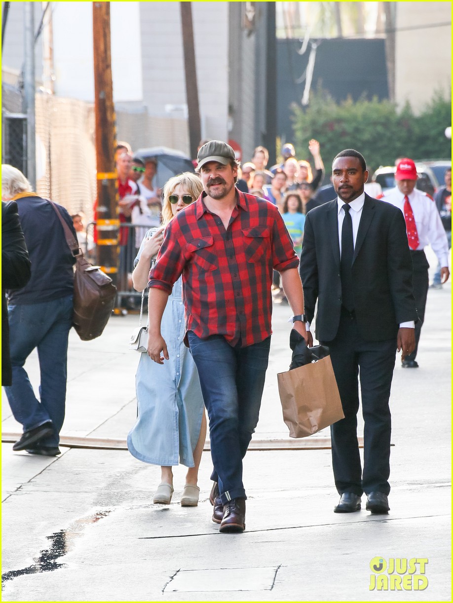 david harbour says he cant keep stranger things secrets 034106104