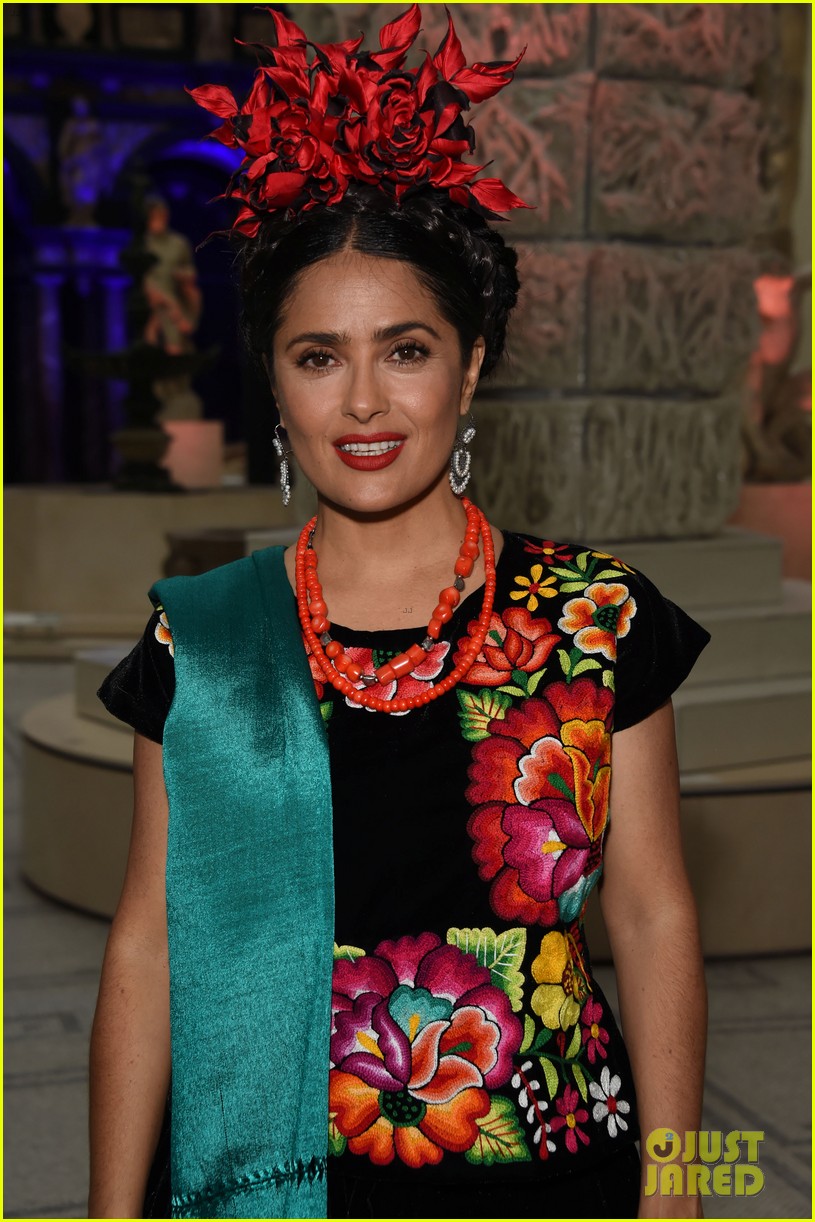 salma hayek channels frida kahlo for first time in 15 years 014101522