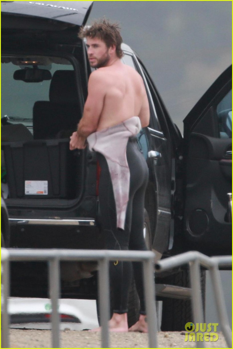 liam hemsworth bares hot bod while stripping out of wetsuit 084095858