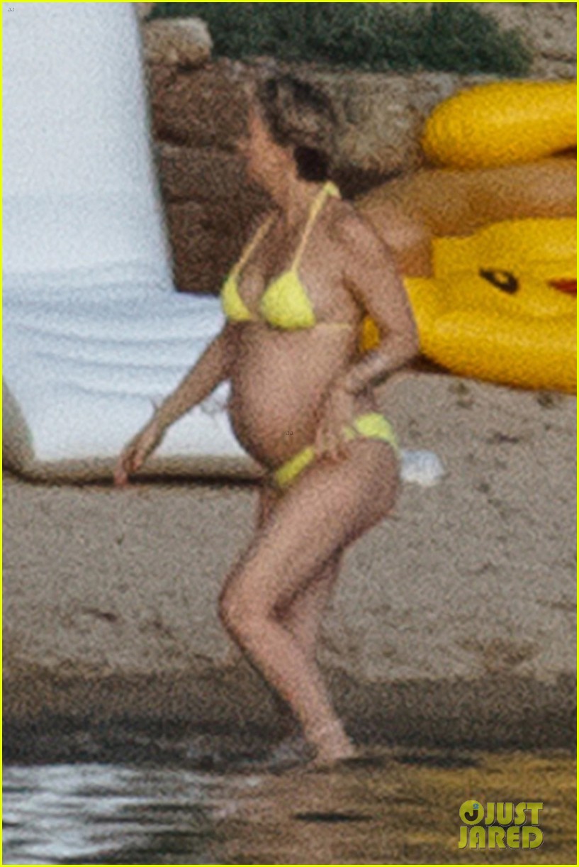kate hudson pregnant baby bump yellow bikini 12