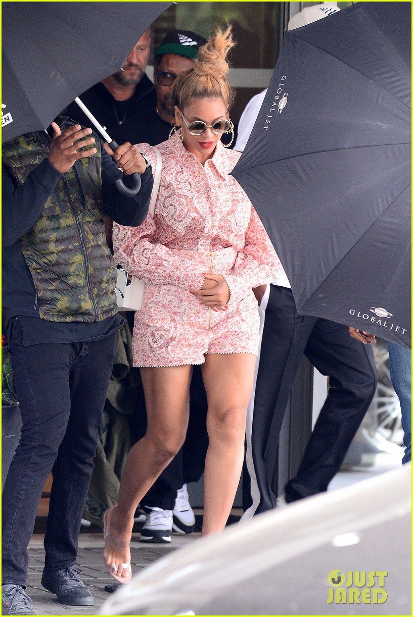 beyonce jay z arrive at poland airport ahead of on the run concert 014109541