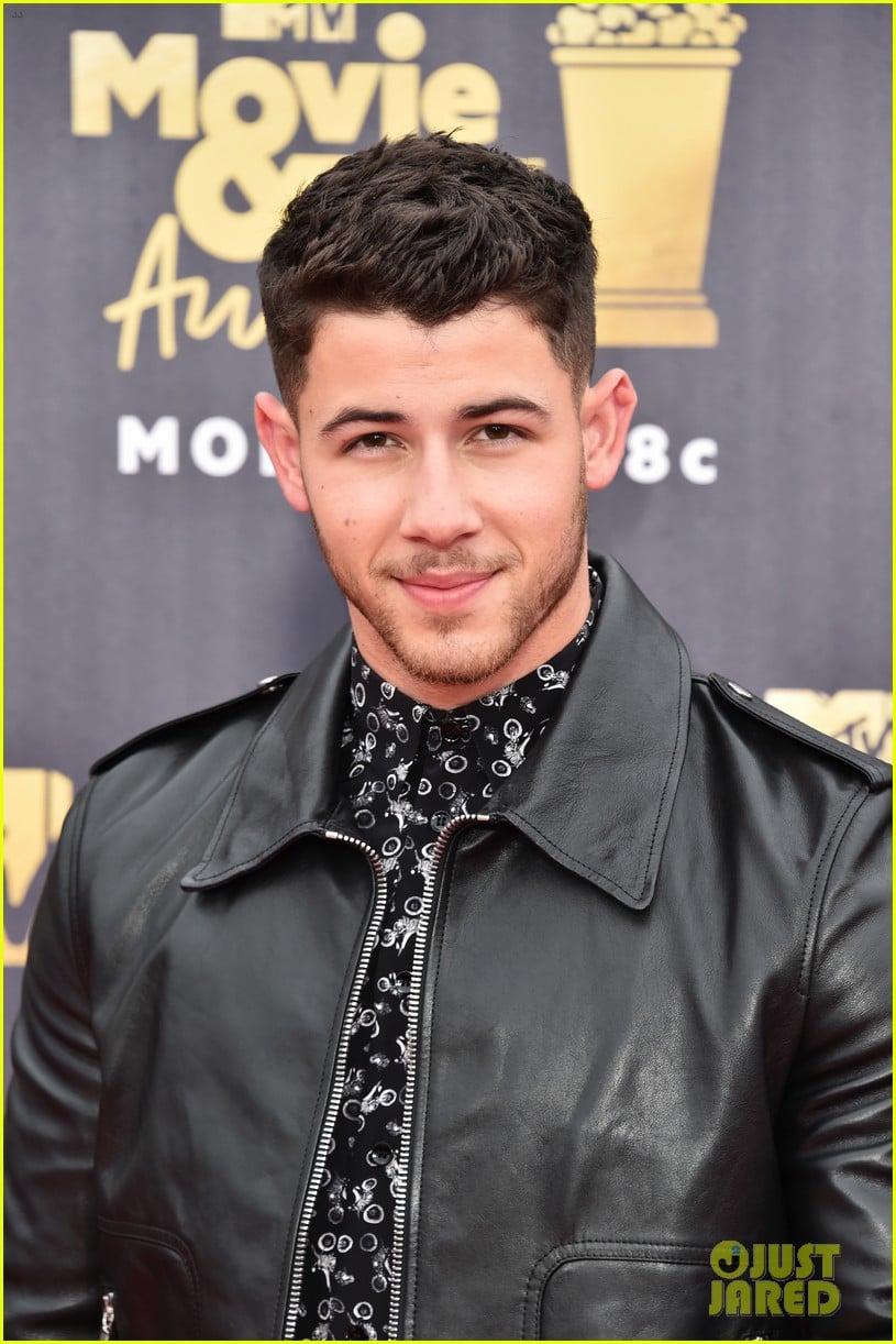 Nick Jonas Goes Solo on MTV Movie & TV Awards Red Carpet Photo 4102937