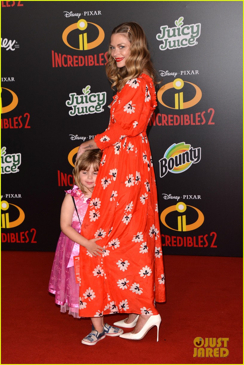 jaime king son wears a dress on the red carpet 034097158