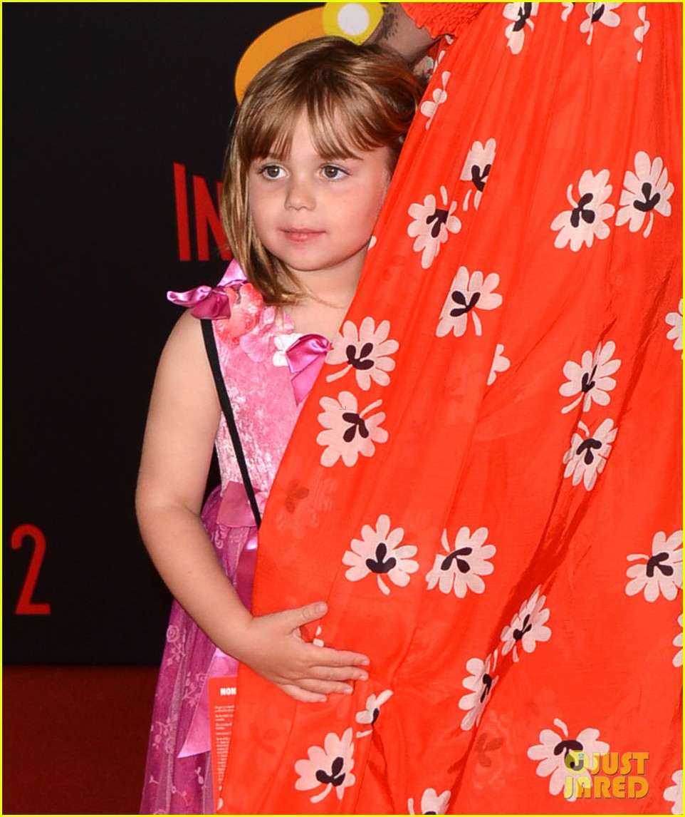 jaime king son wears a dress on the red carpet 044097159