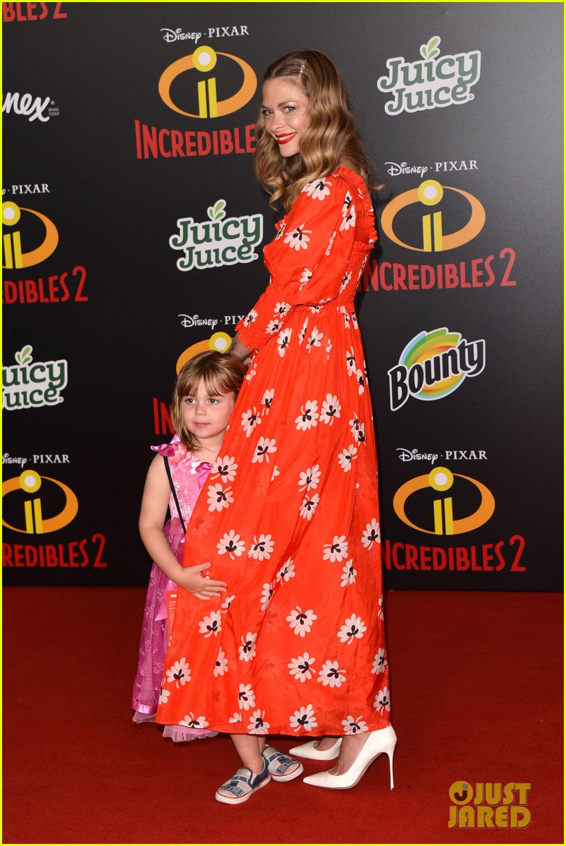 jaime king son wears a dress on the red carpet 084097163