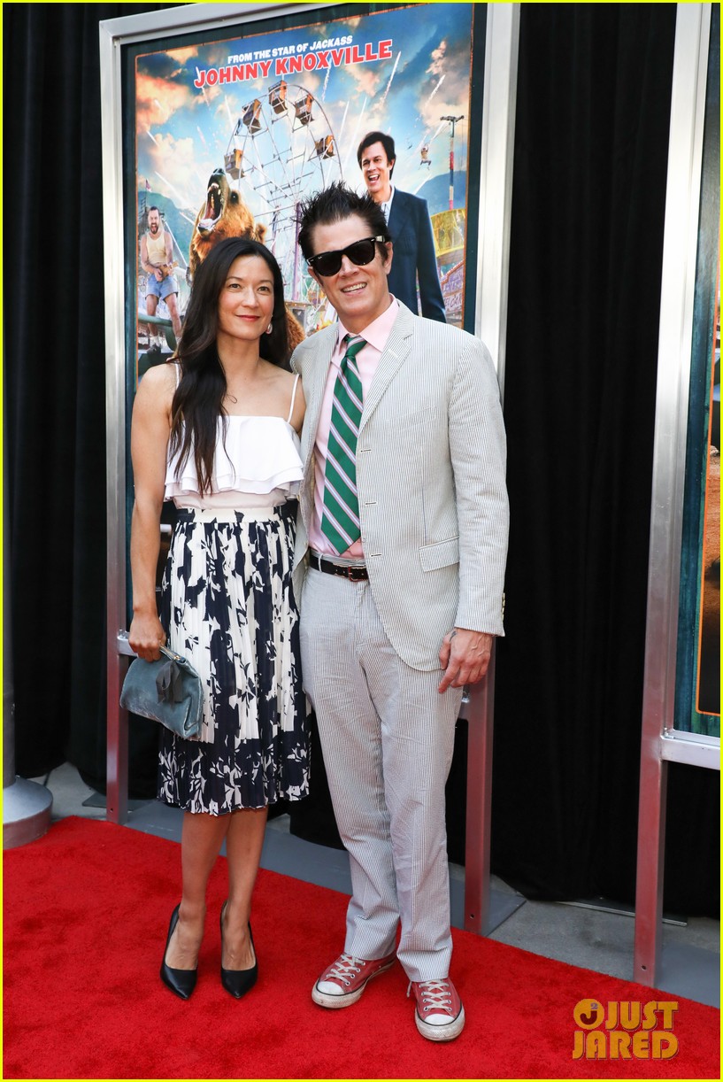 johnny knoxville gets support from wife naomi nelson at action point premiere 014093930