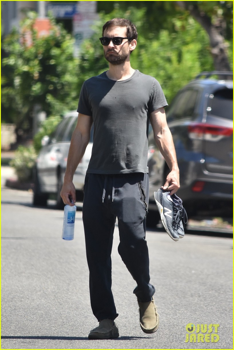 tobey maguire shoes off hit physique at the gym 05