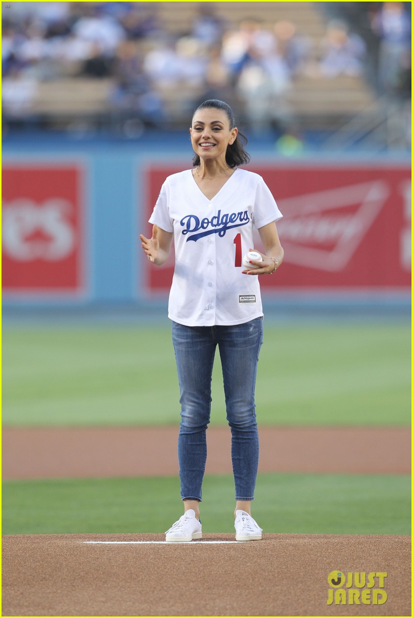 mila kunis throws first pitch at dodgers game 01