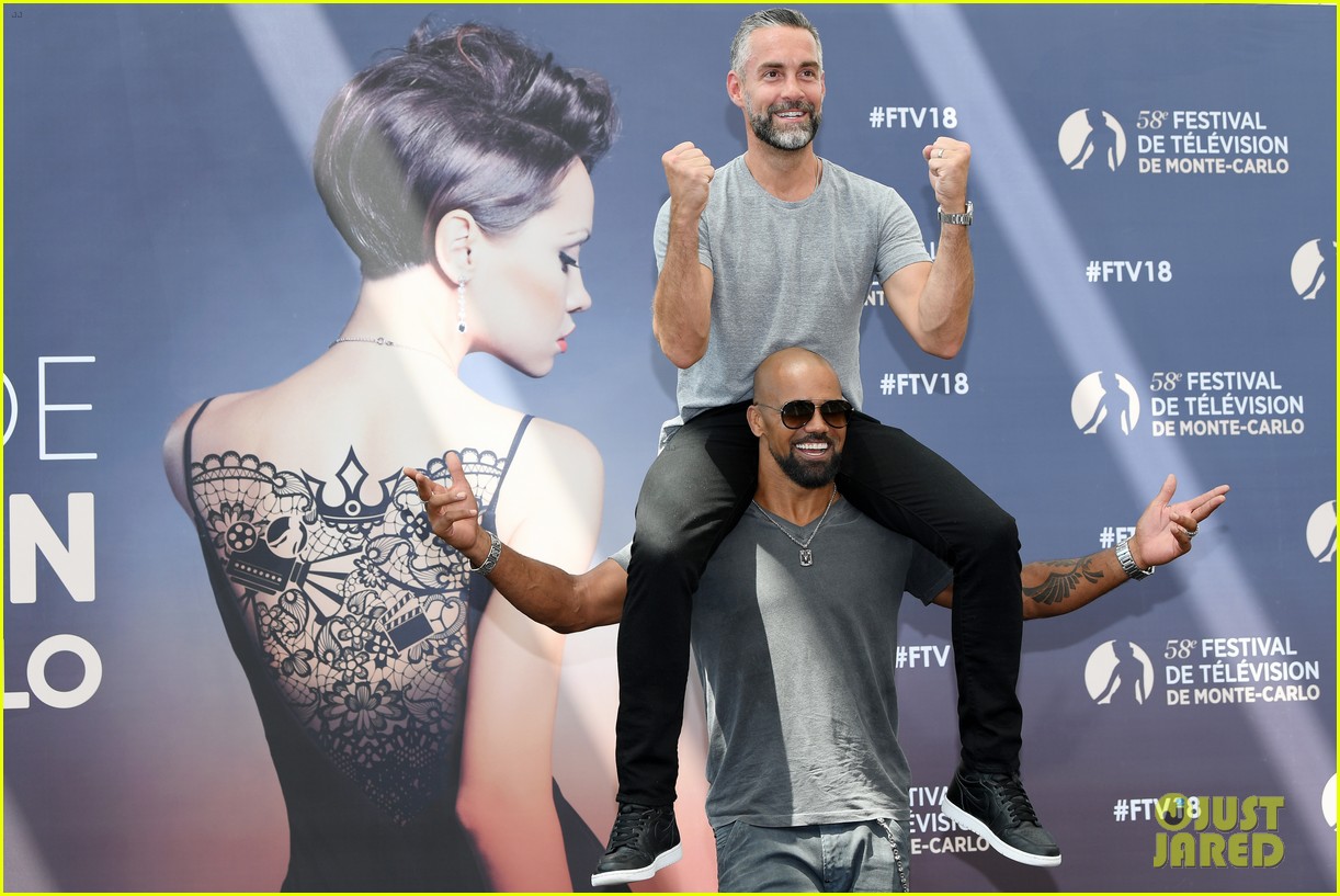shemar moore bares abs monte carlo 01