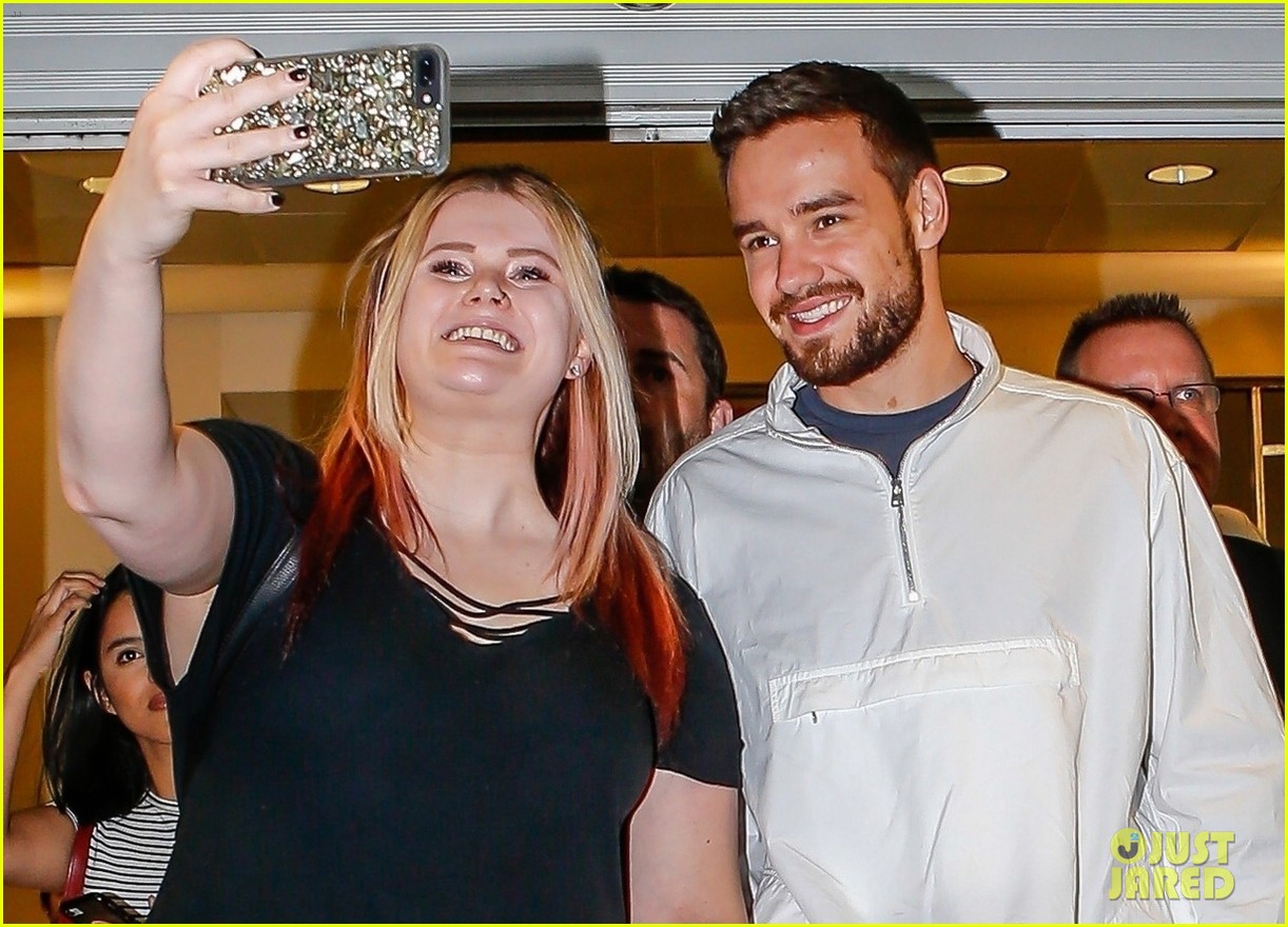 liam payne is all smiles while touching down at jfk airport 034102373
