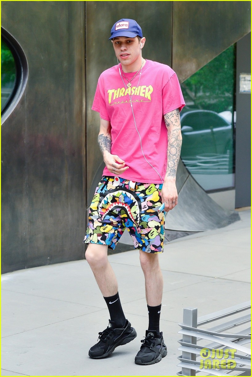 pete davidson steps out after buying apartment ariana grande 024104999