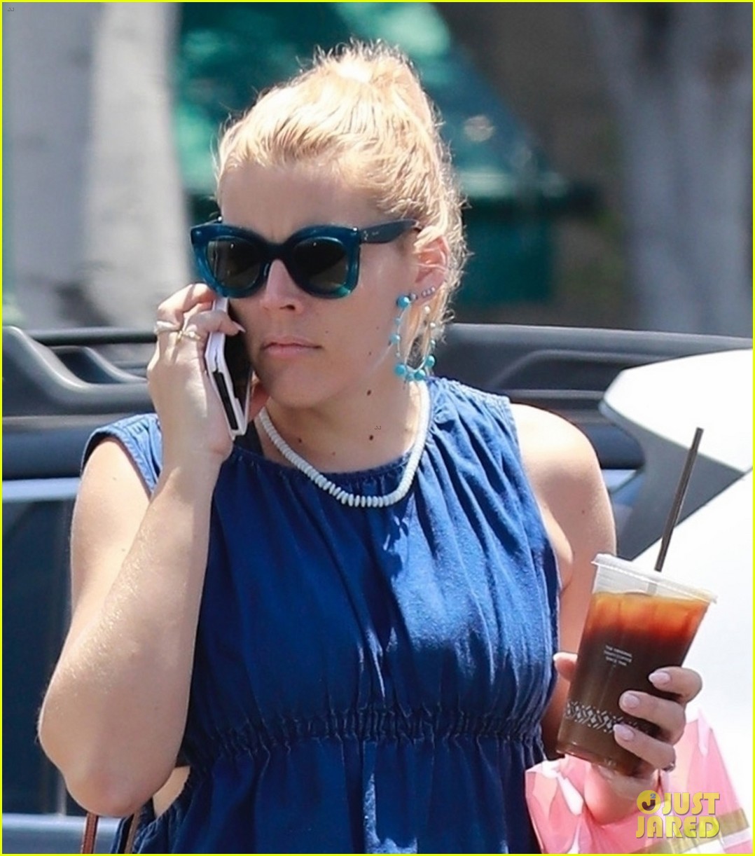 busy philipps and bff michelle williams grab breakfast for busys birthday 034107396