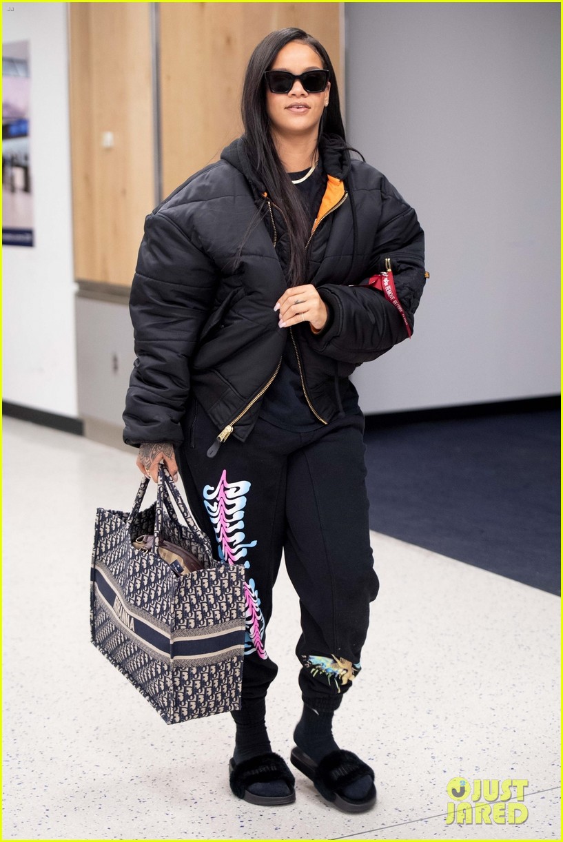rihanna catches flight out of nyc 094097518