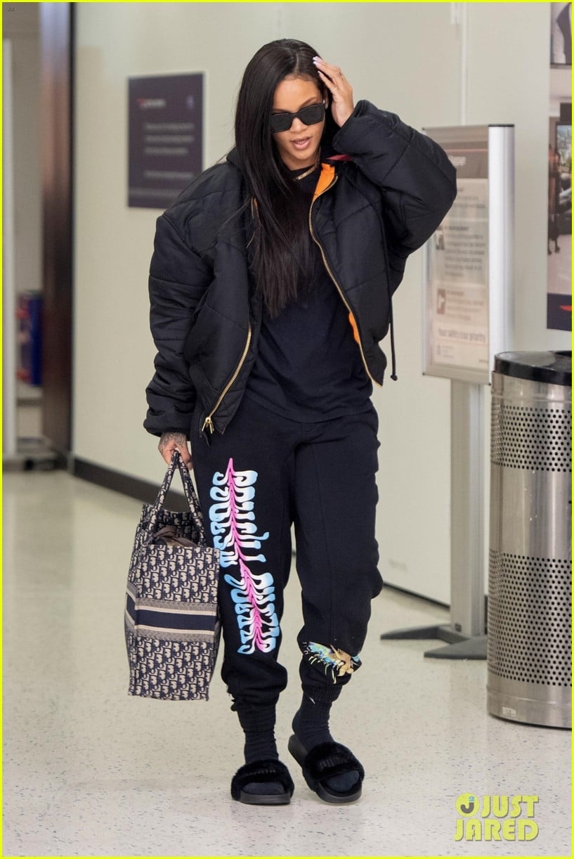 rihanna catches flight out of nyc 104097519