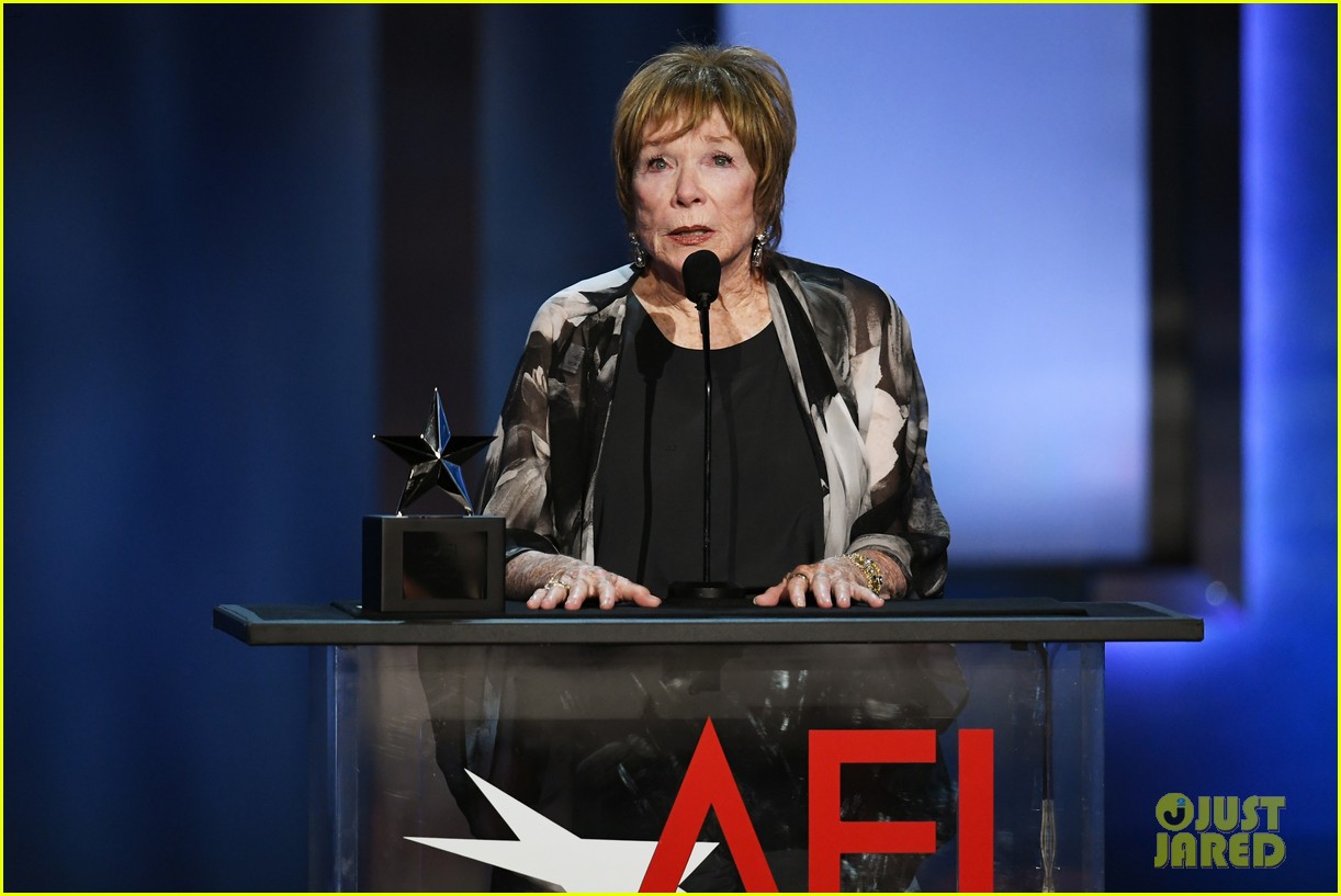 shirley maclaine celebrartes longtime friend george clooney at afi tribute 014097718