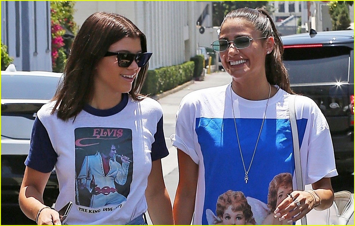 sofia richie grabs lunch with gal pal 03