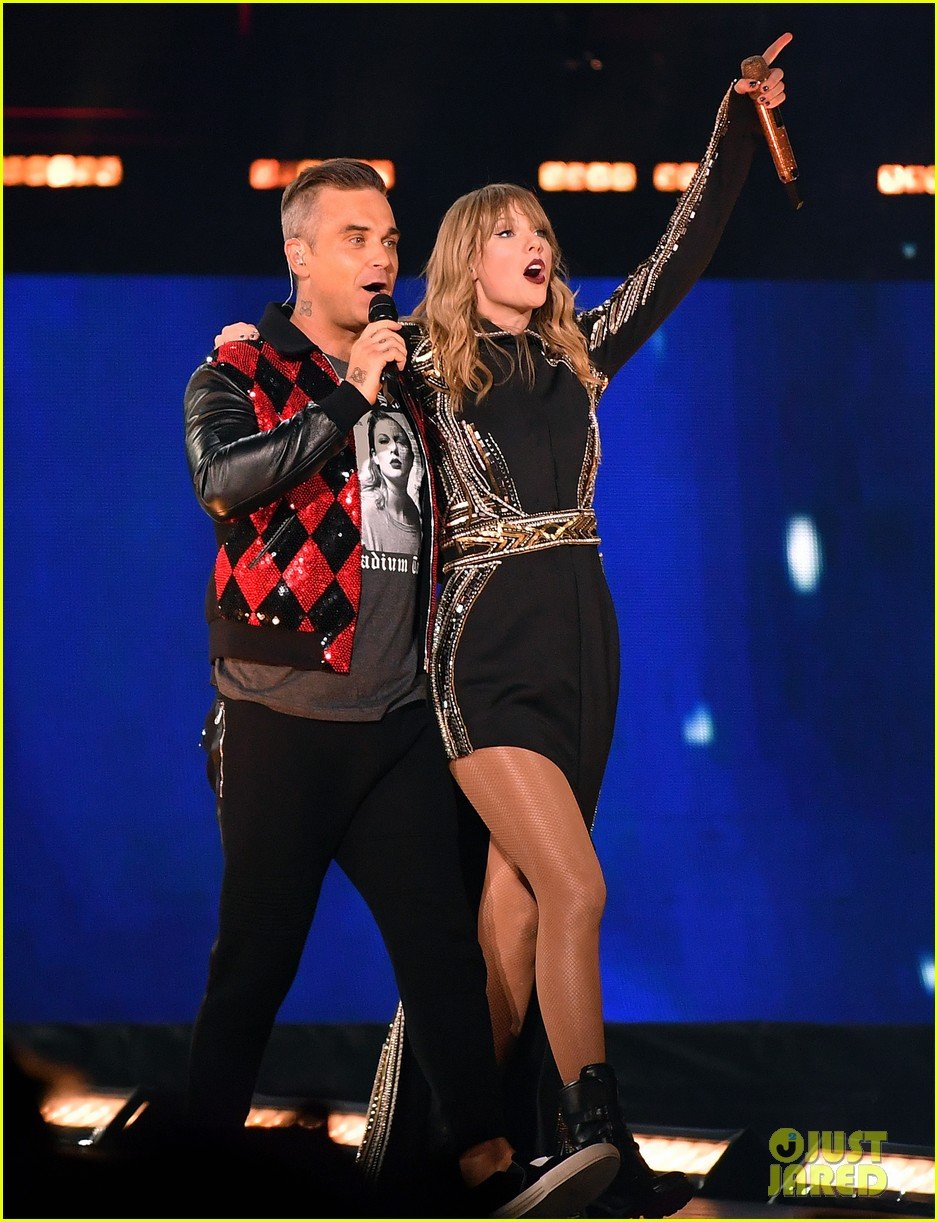 taylor swift brings special guest robbie williams on stage at reputation show in london 024106787