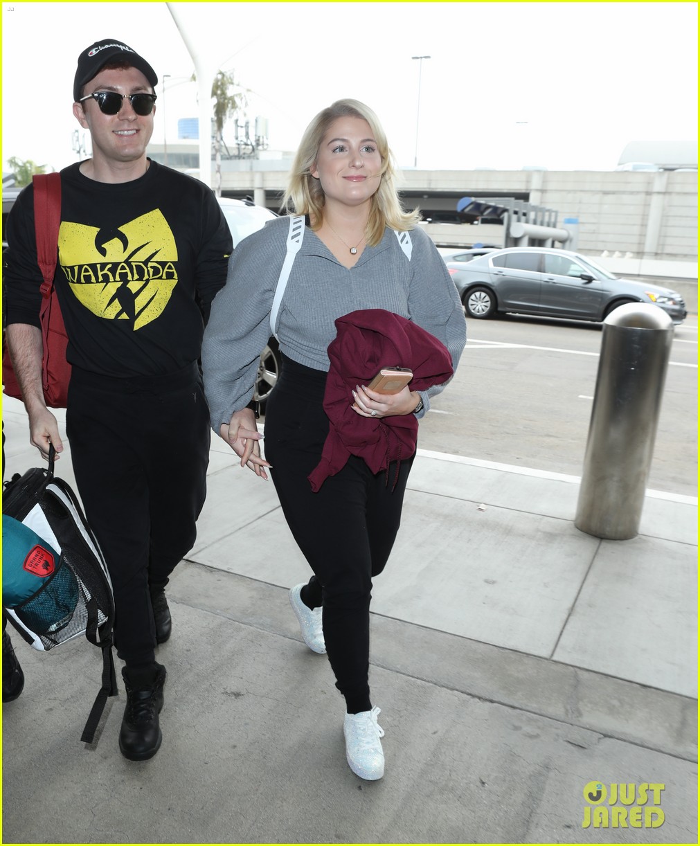 meghan trainor shows off her engagement ring from daryl sabara at lax 014102346