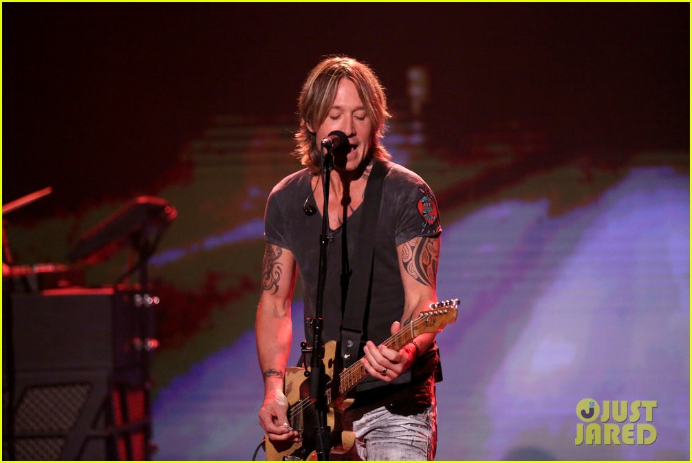 keith urban performs coming home live on tonight show 014108186