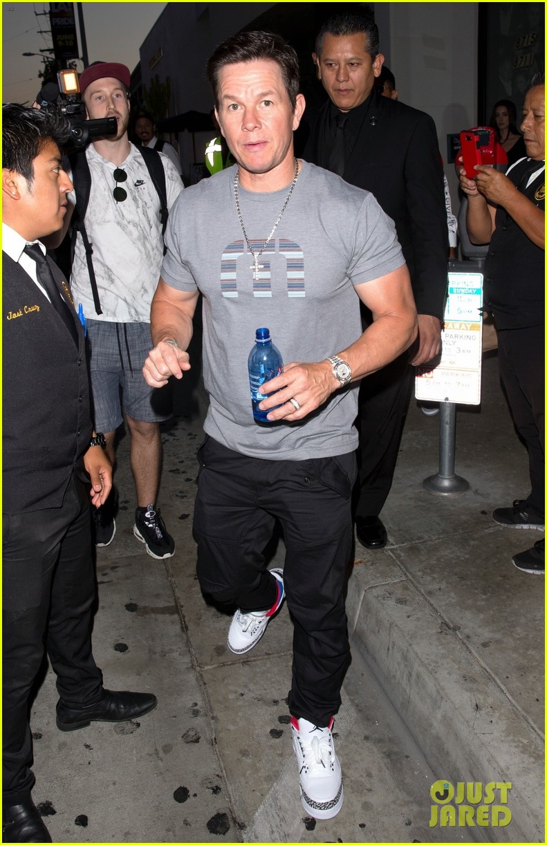 mark wahlberg shows off biceps at dinner 014098518
