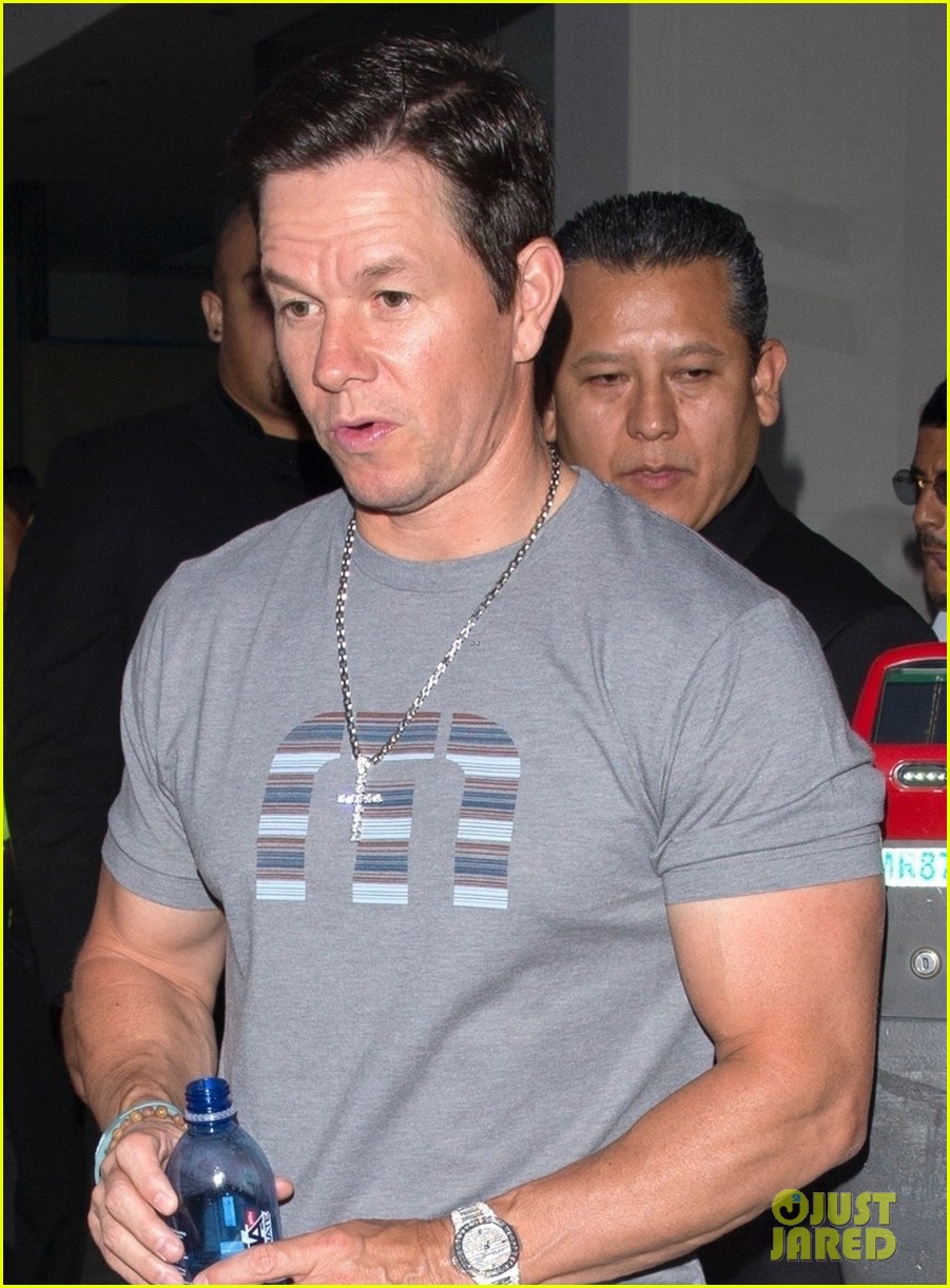 mark wahlberg shows off biceps at dinner 024098519