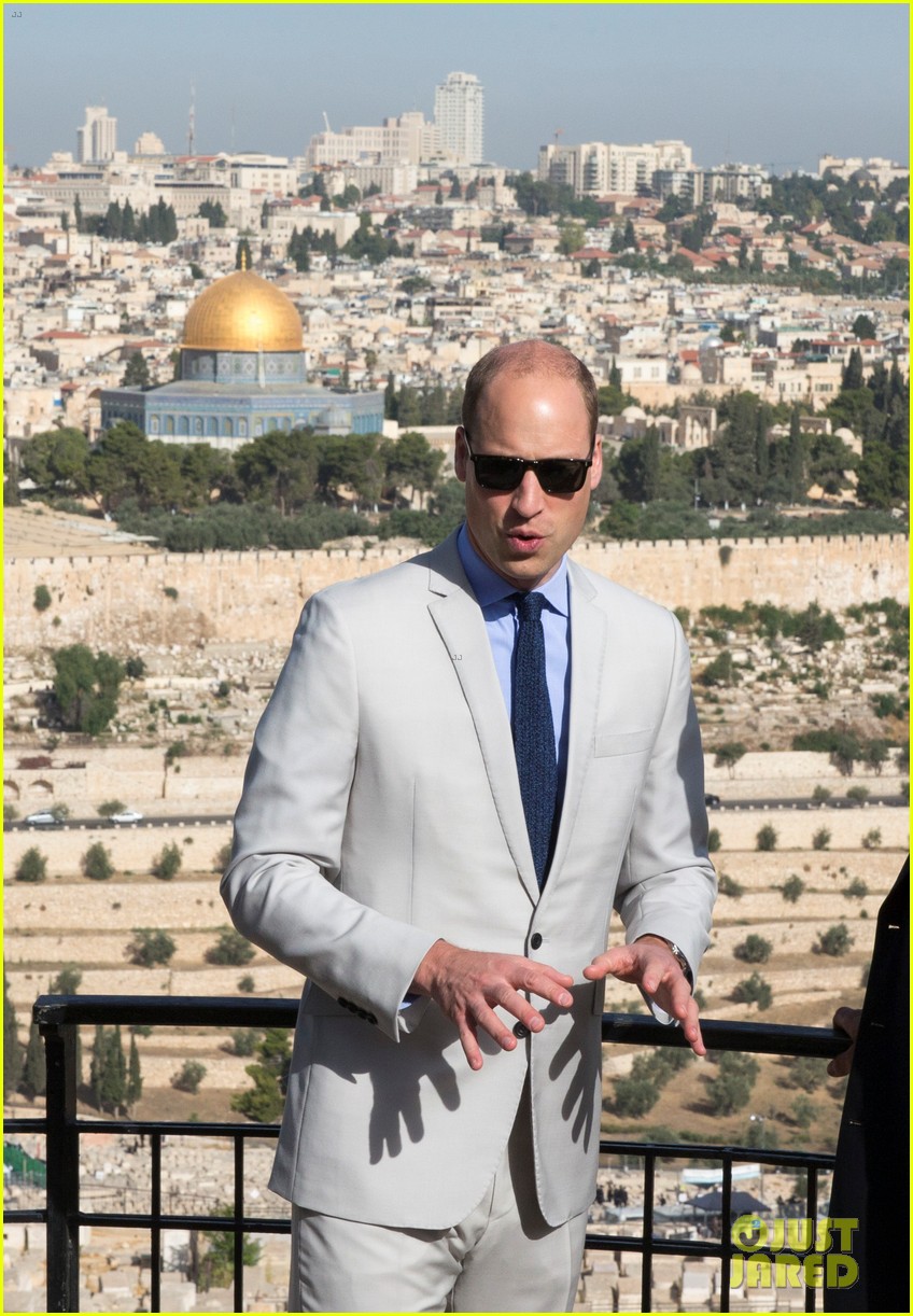 prince william wears yarmulke to visit his great grandmothers resting place 034108517
