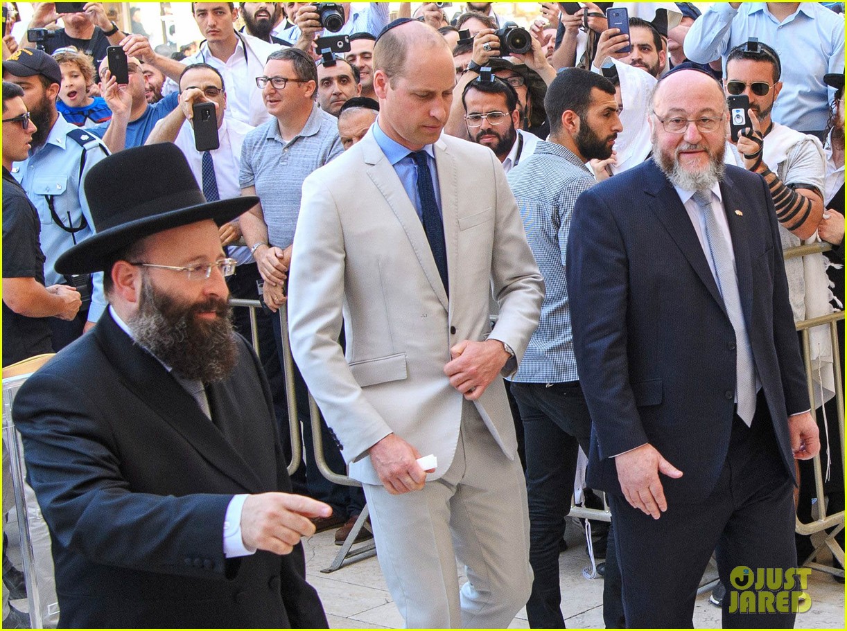 prince william wears yarmulke to visit his great grandmothers resting place 044108518