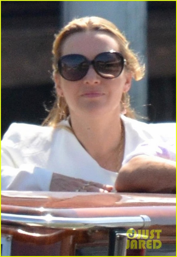 kate winslet cozies up to ned rocknroll in venice 02